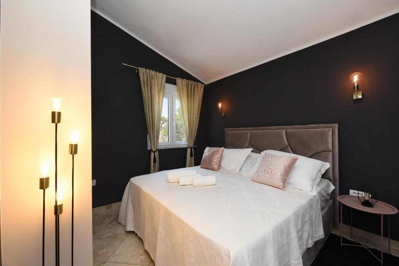 Malako Family Apartments Селине Екстериор снимка